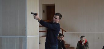 Луцьких школярів вчили вправлятись зі зброєю. ФОТО