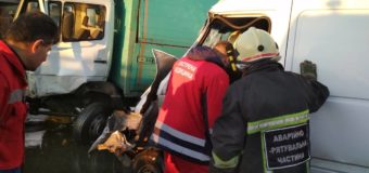 У Луцьку внаслідок ДТП водій опинився затиснутими в автомобілі