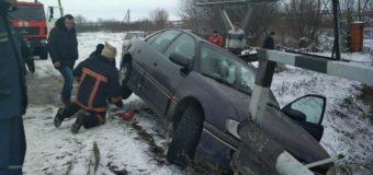 У Луцькому районі легковий автомобіль з’їхав з дороги у кювет та завис