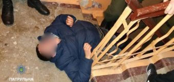 Луцькі патрульні привели до тями осіб, які «відпочивали» у під’їздах. ФОТО