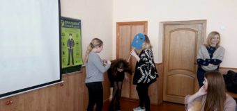 У Луцьку школярі інсценували вчинення правопорушення та своє спілкування з поліцією. ФОТО