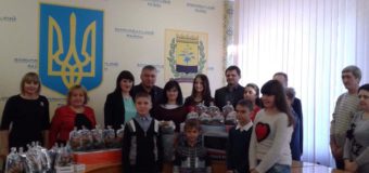 Працівники прокуратури Волині до Дня Святого Миколая передали подарунки дітям на Донеччину. ФОТО