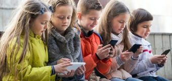 Франція заборонить телефони школярам вже наступного року