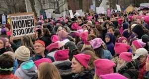 Сотні тисяч жінок в рожевих шапках протестували проти Трампа