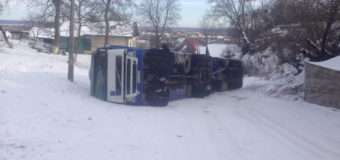 Пригода на Волині: доки водій ходив за допомогою – вантажівка перекинулася