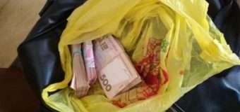 На Донбасі затримали іноземця з сумкою грошей