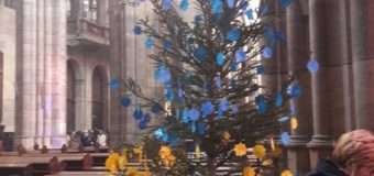 Головний собор Чехії прикрашає жовто-блакитна ялинка з назвами окупованих міст Донбасу
