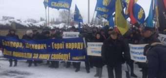 У Луцьку біля польського консульства відбувся пікет