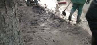 У Луцьку муніципали змусили будівельників почистити дорогу на вулиці Набережній від бруду, який вони “навозили”