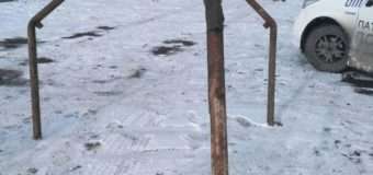 У Луцьку патрульні затримали трьох юнаків, які несли викрадені труби до пункту прийому металобрухту