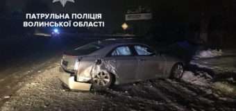 Вночі у Луцьку нетверезий водій врізався в електроопору і дорожній знак
