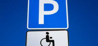 У Луцьку водії паркуються на місцях, які передбачені для людей з інвалідністю