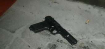 У Луцьку біля нічного клубу двоє невідомих юнаків, побачивши проблискові маячки поліції,  викинули пістолет