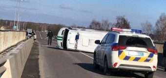 На мосту неподалік Ковеля перекинулася інкасаторська машина