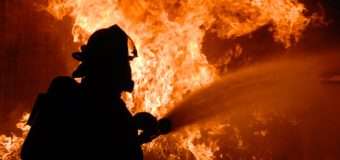 Волинські рятувальники винесли з палаючої квартири матір і сина