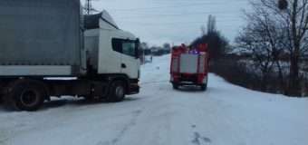 На Волині за добу рятувальники зі снігових заметів визволили десять машин