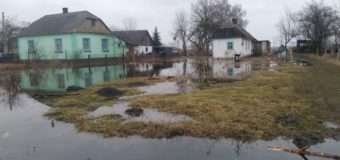 На Ковельщині підтоплює обійстя селян. Рятувальники відкачують воду
