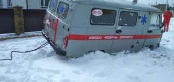 У снігових заметах на волинських дорогах застрягли рейсовий автобус та швидка