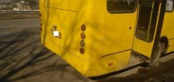 У Луцьку водій маршрутки врізався в припарковане авто і після цього втік