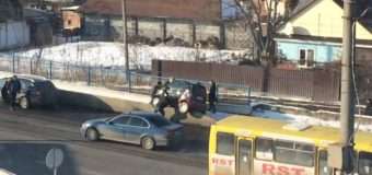 Автомобіль Smart закинуло на відбійник мосту