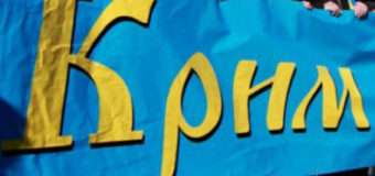 У Луцьку відбувся флешмоб «Крим – це Україна», під час якого утворили «живий» ланцюг