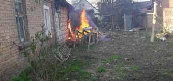 Через розведене на подвір’ї багаття мало не згорів будинок у Луцьку. Фото