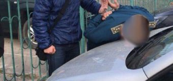 Спіймали на гарячому волинського митника, який брав хабарі