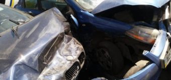 У Луцьку в BMW на швидкості лопнуло колесо й вона потрощила три припарковані авто. Фото