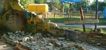 У місті на Волині завалилася стіна дитячого містечка атракціонів. ФОТО