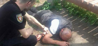У Луцькому парку муніципали виявили п’яного чоловіка, який заснув під лавкою