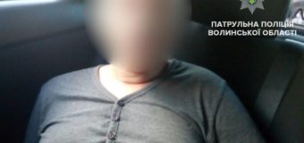 У Луцьку затримали психічнохворого чоловіка, який чіплявся до дитини. Відео