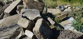 У Ковелі на кладовищі вандали побили залізобетонні стовпи для огорожі