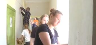 Волонтери з Нідерландів допомагають ремонтувати дитячий притулок на Волині. ВІДЕО
