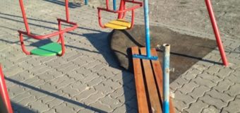 Невідомі понищили новий дитячий майданчик у Луцьку. ФОТО