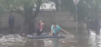 Хлопці пливли затопленою луцькою вулицею на надувному матрасі. ФОТО, ВІДЕО