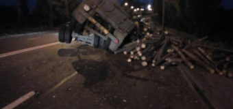 У Луцьку “КамАЗ” по дорозі “розсипав” колоди