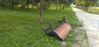 У місті на Волині в парку молодики поперекидали лавки. ВІДЕО