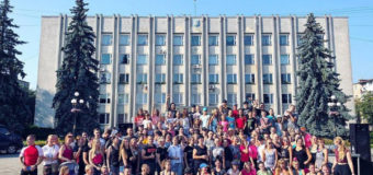 Волиняни робили зарядку з тренером Насті Каменських. ВІДЕО