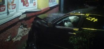 У Луцьку водій на “Лексусі” в’їхав у стіну й утік, залишивши авто