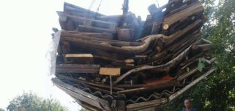 У Луцьку в дворах муніципали демонтували незаконні дерев’яні конструкції