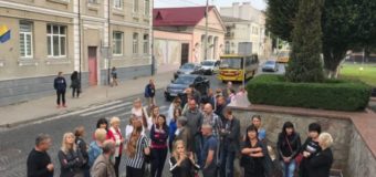 Під Луцькрадою протестують підприємці ринку «Шанс»