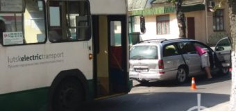 У Луцьку тролейбус в’їхав у легковик