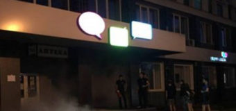 У Луцьку невідомий підпалив приміщення «Укртелекому». Поліція шукає свідків інциденту. Відео