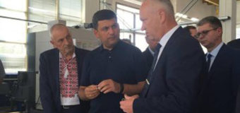 Гройсман у Луцьку відвідав ремонтний завод «Мотор»