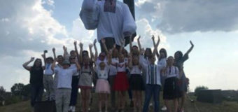 У Ковелі монумент Шевченка  одягнули у велетенську вишиванку