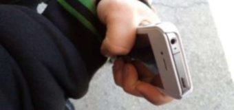 У дворі будинку зловмисник напав та пограбував лучанина