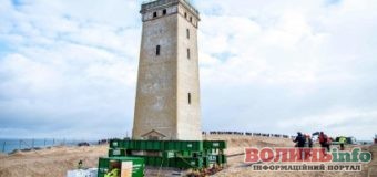 У Данії перемістили 720-тонний маяк, який міг впасти в море: як це було (відео)