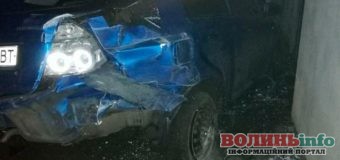 П’яний водій влетів в електроопору: авто розбите, керманич і його син не постраждали