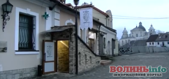“Старе місто”: у кафе тепер працюють “сонячні” офіціанти, а у Києві дають бонус за відвідування луцького кафе