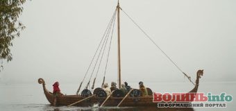 Драккар: човен вікінгів сустили на воду у Рівному, сезон відкрито